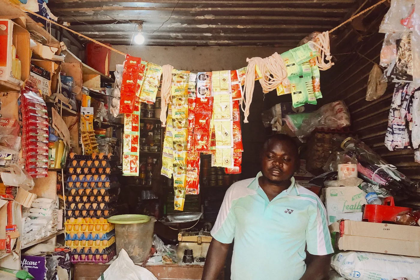 Interior de una tienda de barrio